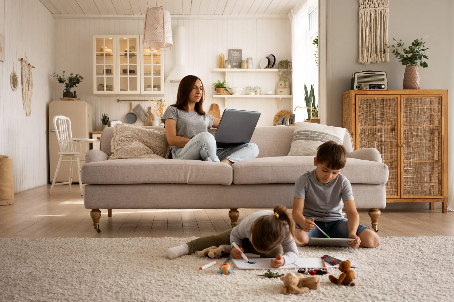Home 35 Che cos'è HYLA: soggiorno luminoso con mamma e bambino